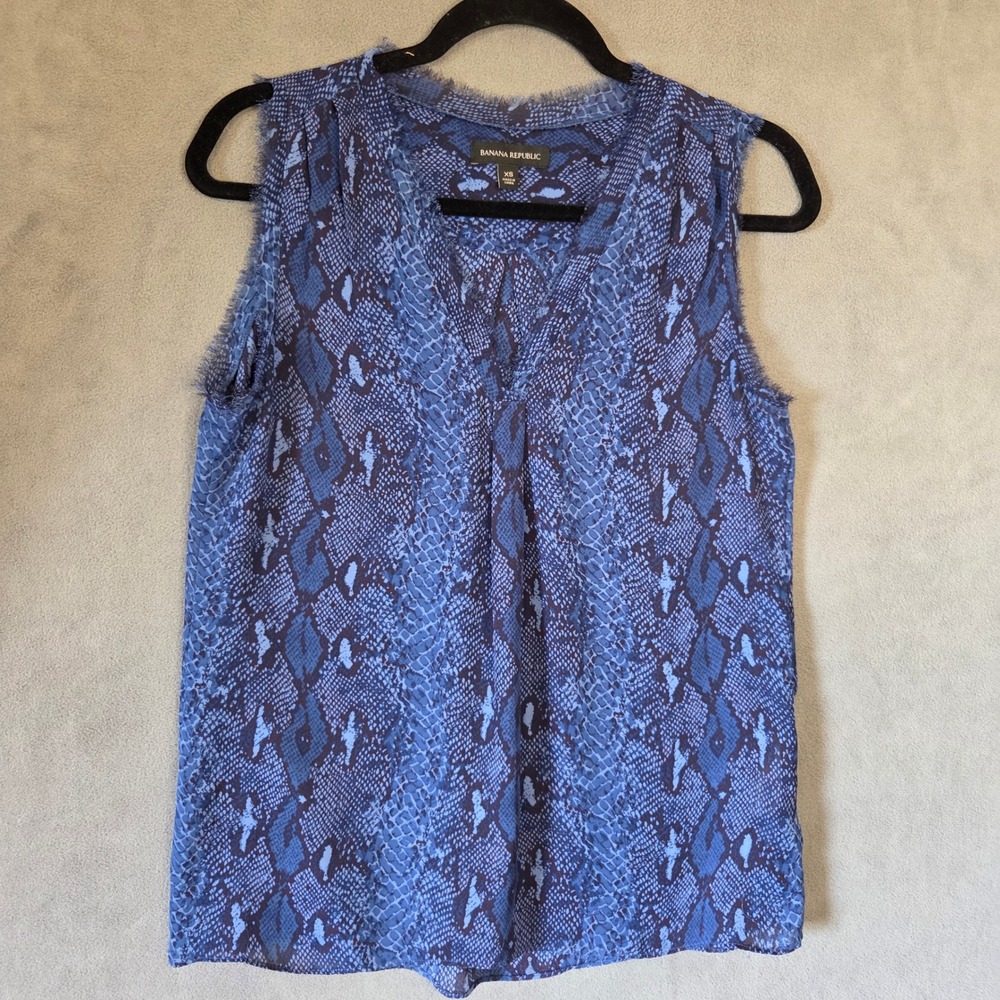 Banana Republic Snakeskin V-Neck Sleeveless Top Women XS Raw Hem Office Casual